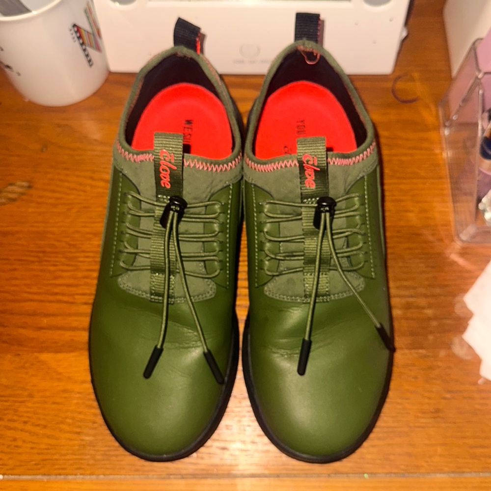 WOMENS 8.5/MENS7 CLOVE BRAND NURSING SHOES. BRAND NEW. COMES WITH BADGE AND PENS